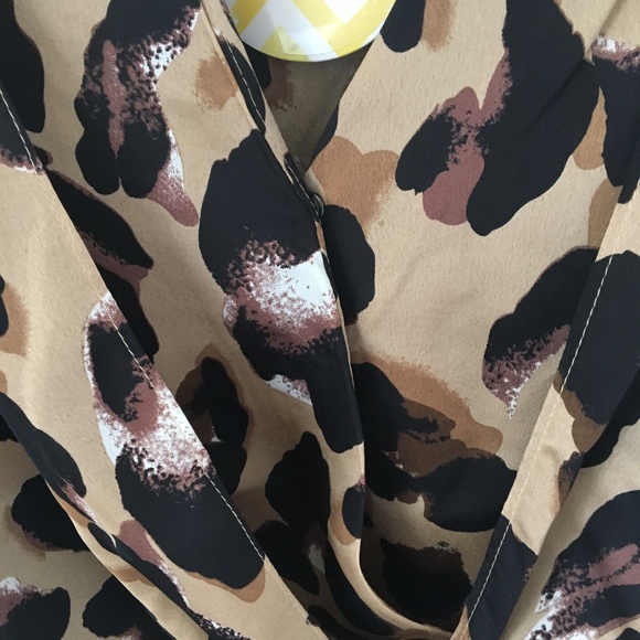 🔥HP🔥 1 LEFT MADISON Leopard print top - Picture 5 of 8